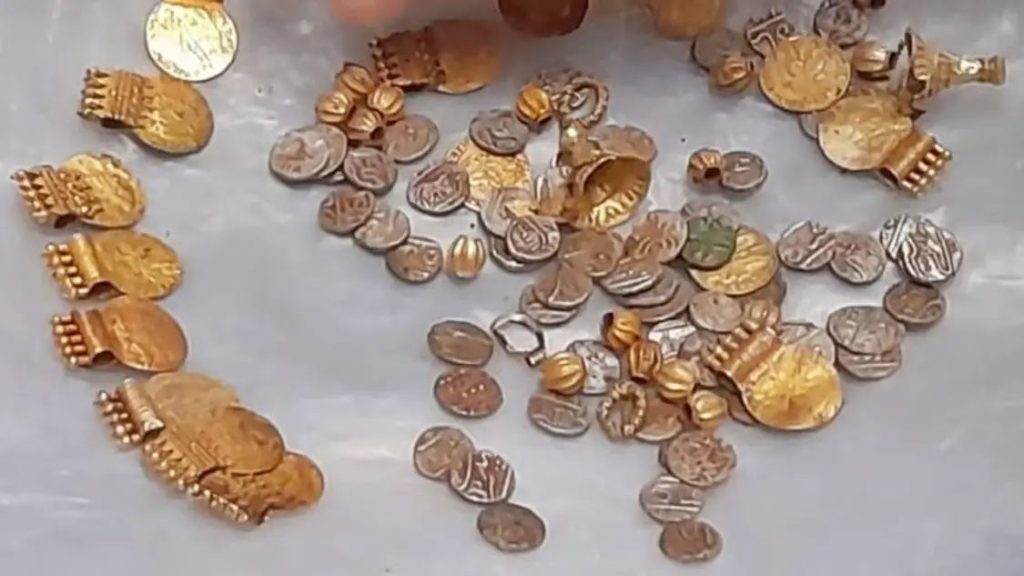 കണ്ണൂരില്‍ റബര്‍ തോട്ടത്തില്‍ നിധി; കണ്ടെത്തിയത് മഴക്കുഴി എടുക്കവേ