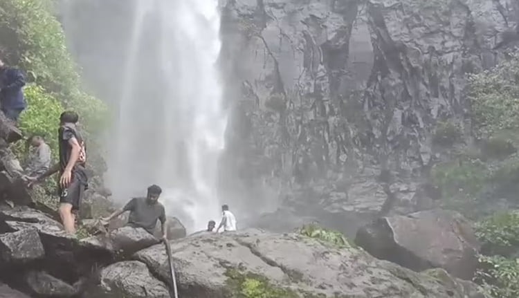 കനത്ത മഴയിൽ ജലനിരപ്പ് ഉയര്‍ന്നു; ഗോവയിൽ വെള്ളച്ചാട്ടത്തിൽ സഞ്ചാരികൾ കുടുങ്ങി