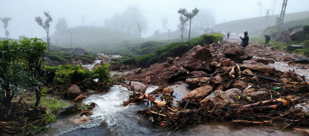 വയനാട് ഉരുൾപൊട്ടൽ; 15 മൃതദേഹങ്ങൾ കണ്ടെത്തി, രക്ഷാപ്രവർത്തനം ദുഷ്‌കരം