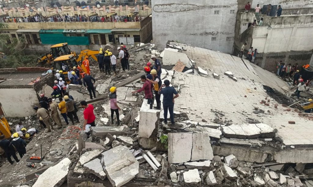 ഗുജറാത്തിൽ നാലു നില കെട്ടിടം തകർന്നുവീണു; കെട്ടിടാവശിഷ്ടങ്ങൾക്കടിയിൽ നിരവധി പേർ കുടുങ്ങി കിടക്കുന്നുവെന്ന് സംശയം
