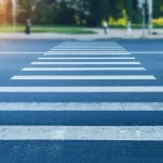 സീബ്ര ലൈനിലൂടെ റോഡ് മുറിച്ച് കടന്ന വിദ്യാര്‍ഥികളെ സ്വകാര്യ ബസ് ഇടിച്ചു