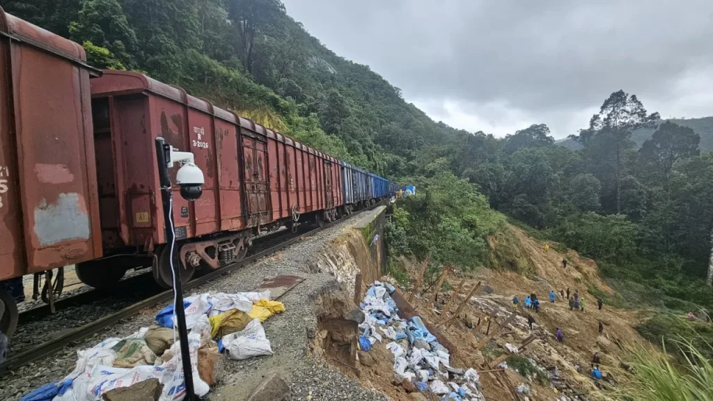 ബെംഗളൂരു- മംഗളൂരു പാളത്തിൽ മണ്ണിടിച്ചൽ: മണ്ണ് നീക്കൽ പ്രവൃത്തികൾ പുരോഗമിക്കുന്നു