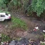 കാർ കുഴിയിൽ വീണ് കുട്ടികൾ ഉൾപ്പെടെ നാല് പേർക്ക് പരുക്ക്