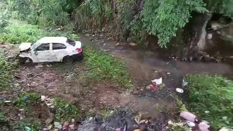 കാർ കുഴിയിൽ വീണ് കുട്ടികൾ ഉൾപ്പെടെ നാല് പേർക്ക് പരുക്ക്