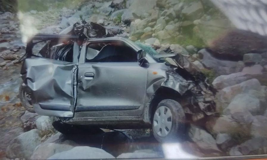 ജമ്മു കശ്മീരിലെ അനന്ത്നാഗിൽ കാർ തോട്ടിലേക്ക് മറിഞ്ഞ് ഒരു കുടുംബത്തിലെ എട്ട് പേർ മരിച്ചു