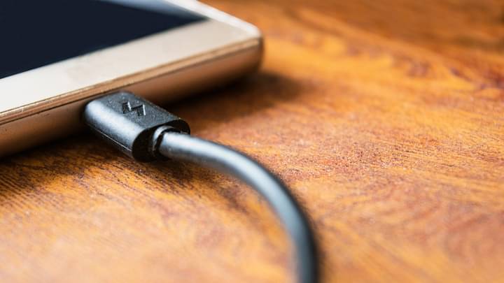 മൊബൈൽ ഫോൺ ചാർജ് ചെയ്യുന്നതിനിടെ യുവാവ് ഷോക്കേറ്റ് മരിച്ചു