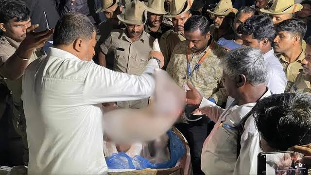 റെയിൽവേ സ്റ്റേഷനിൽ ഉപേക്ഷിച്ച നിലയിൽ മൂന്ന് ടൺ മാംസം നിറച്ച പെട്ടികൾ കണ്ടെത്തി