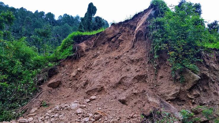 ഷിരാഡി ഘട്ടിൽ മണ്ണിടിച്ചിൽ; ഗതാഗതം തടസപ്പെട്ടു