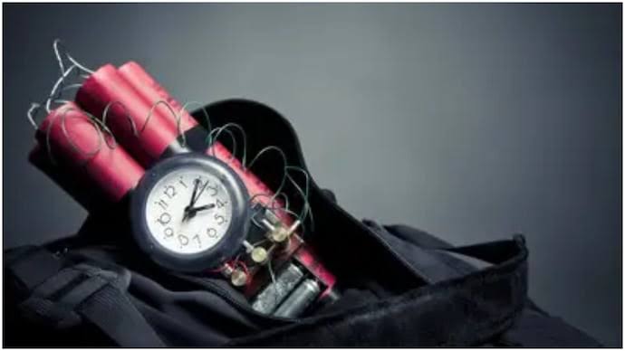 വിമാനത്താവളത്തിൽ ബോംബ് വെച്ചതായി ഫോണില്‍ ഭീഷണി; യുവതി കസ്റ്റഡിയിൽ