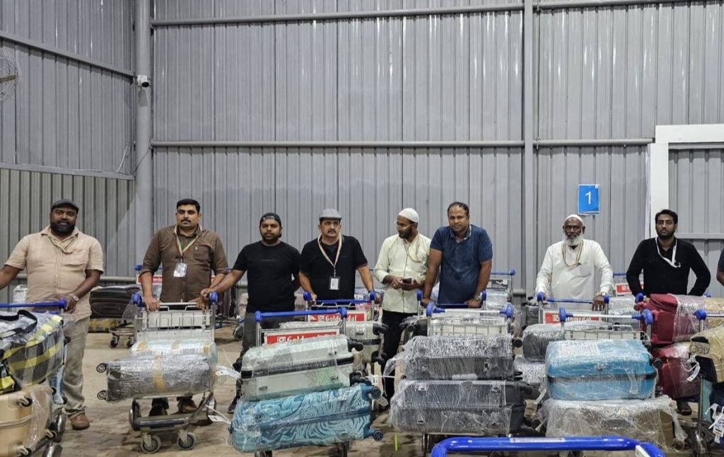 ഹജ്ജ് തീർഥാടകർക്ക് ആശ്വാസമായി ബെംഗളൂരു എഐകെഎംസിസി പ്രവർത്തകർ