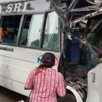 ബസ് ട്രക്കിലിടിച്ച് അപകടം; മൂന്ന് പേര് മരിച്ചു,14 പേര്ക്ക് പരുക്ക്