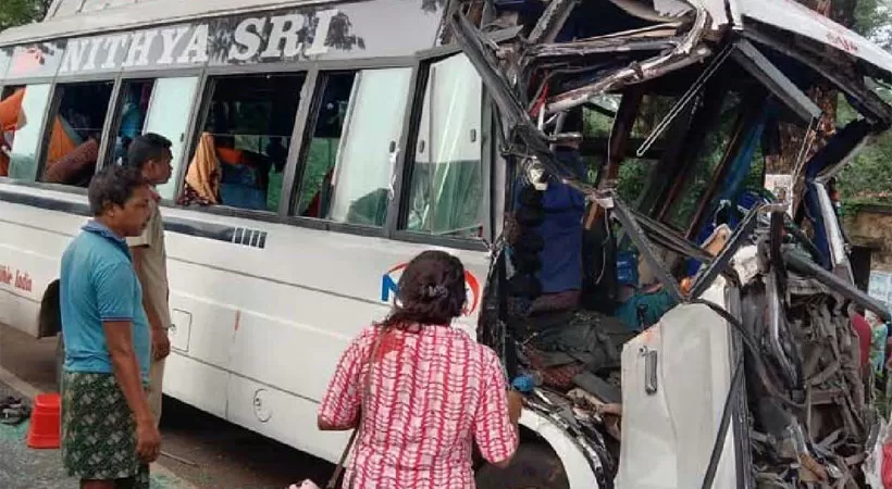 ബസ് ട്രക്കിലിടിച്ച് അപകടം; മൂന്ന് പേര്‍ മരിച്ചു,14 പേര്‍ക്ക് പരുക്ക്