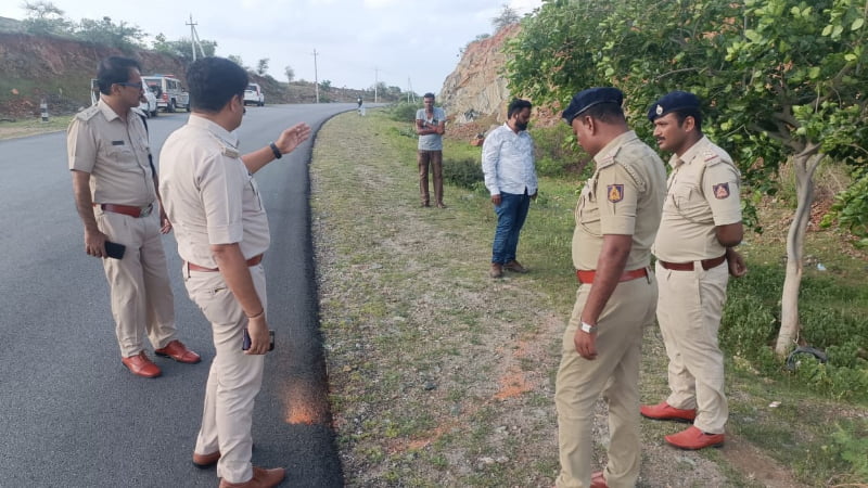 കാർ യാത്രക്കാർക്ക് നേരെ മുളകുപൊടി എറിഞ്ഞ് കവർച്ച