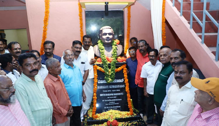 കുമാരനാശാൻ്റെ പ്രതിമ അനാഛാദനം ചെയ്തു