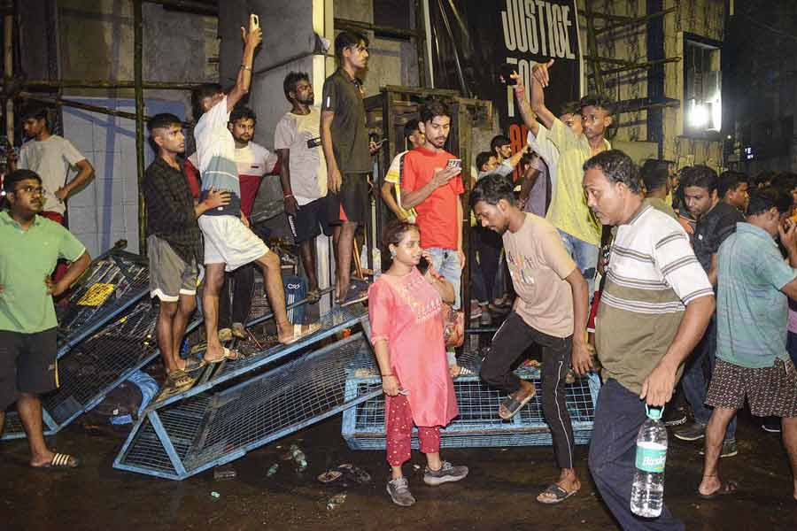 ബം​ഗാളിൽ ജൂനിയര്‍ ഡോക്ടര്‍ കൊല്ലപ്പെട്ട മെഡിക്കല്‍ കോളജ് അടിച്ചു തകര്‍ത്തു