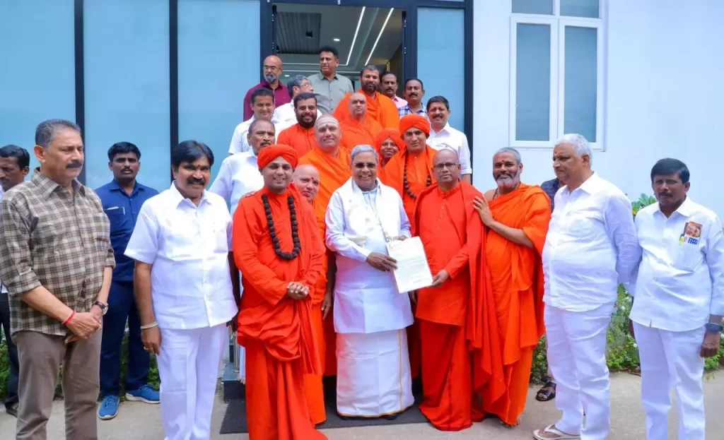 മുഡ ആരോപണം; മുഖ്യമന്ത്രിയ്ക്ക് പിന്തുണയുമായി സന്ന്യാസിമാർ