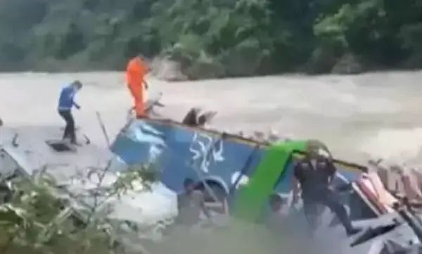 നേപ്പാളിലേക്ക് പോയ ഇന്ത്യന്‍ ബസ് നദിയിലേക്ക് മറിഞ്ഞു; 14 പേര്‍ മരണപെട്ടു