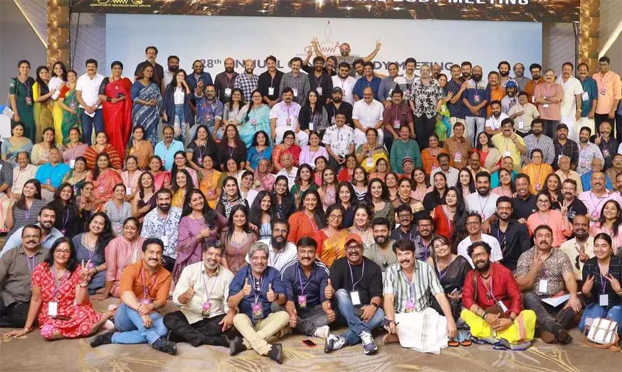 അമ്മ പ്രസിഡന്‍റ് സ്ഥാനത്ത് നിന്ന് മോഹന്‍ലാല്‍ രാജിവെച്ചു; ഒപ്പം 17 എക്‌സിക്യൂട്ടീവ് അംഗങ്ങളും