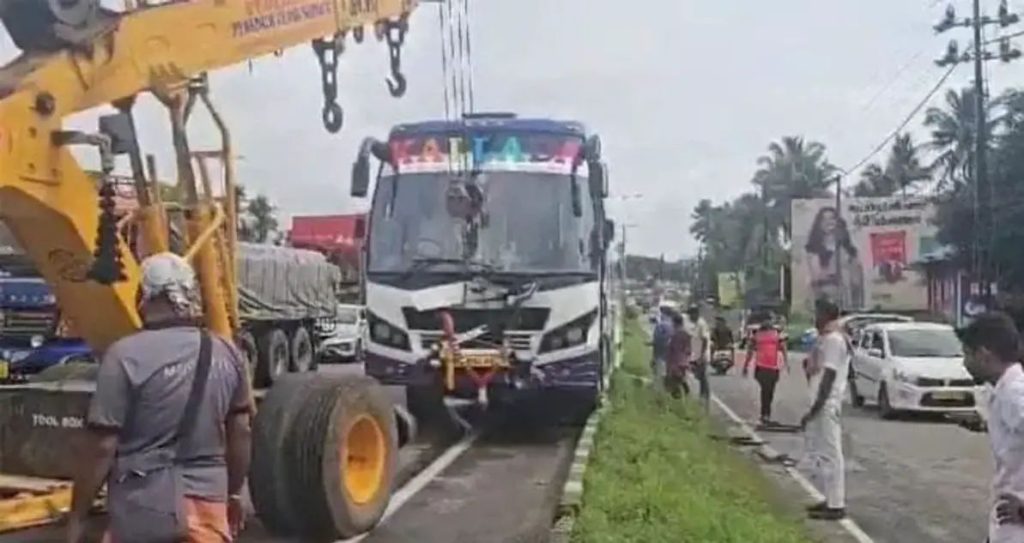 ബെംഗളൂരുവില്‍ നിന്ന് വരികയായിരുന്ന കല്ലട ബസ് അപകടത്തില്‍പ്പെട്ടു