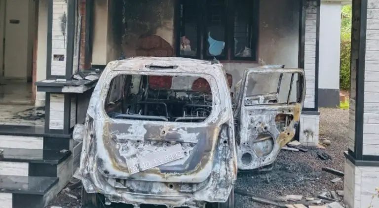 പിതാവ് താക്കോല്‍ നല്‍കിയില്ല; പെട്രോളൊഴിച്ച്‌ കാര്‍ കത്തിച്ച്‌ മകൻ