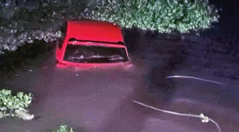 ഗൂഗിള്‍ മാപ്പ് നോക്കി യാത്ര: മൂന്നു യുവാക്കള്‍ സ്കൂട്ടറും കാറുമായി കായലില്‍ വീണു