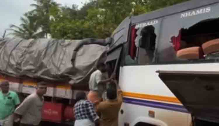 പത്തനംതിട്ടയില്‍ ടൂറിസ്റ്റ് ബസും ലോറിയും കൂട്ടിയിടിച്ച് അപകടം; നിരവധി പേർക്ക് പരുക്ക്