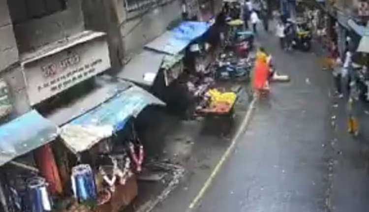 അമ്മയ്‌ക്കൊപ്പം നടന്നുപോകുന്നതിനിടെ അഞ്ചാംനിലയിൽനിന്ന് നായ ദേഹത്തേക്ക് വീണു; മൂന്നുവയസ്സുകാരിക്ക് ദാരുണാന്ത്യം