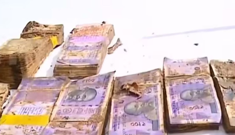 വയനാട് ദുരന്തം: തിരച്ചിലിനിടെ പ്ലാസ്റ്റിക് കവറിൽ പൊതിഞ്ഞ 4 ലക്ഷം രൂപ കണ്ടെത്തി