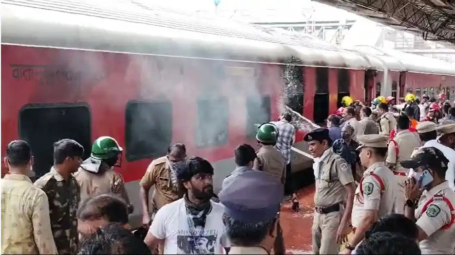 തിരുമല എക്സ്പ്രസ് ട്രെയിനില് വന് തീപിടിത്തം (വീഡിയോ)