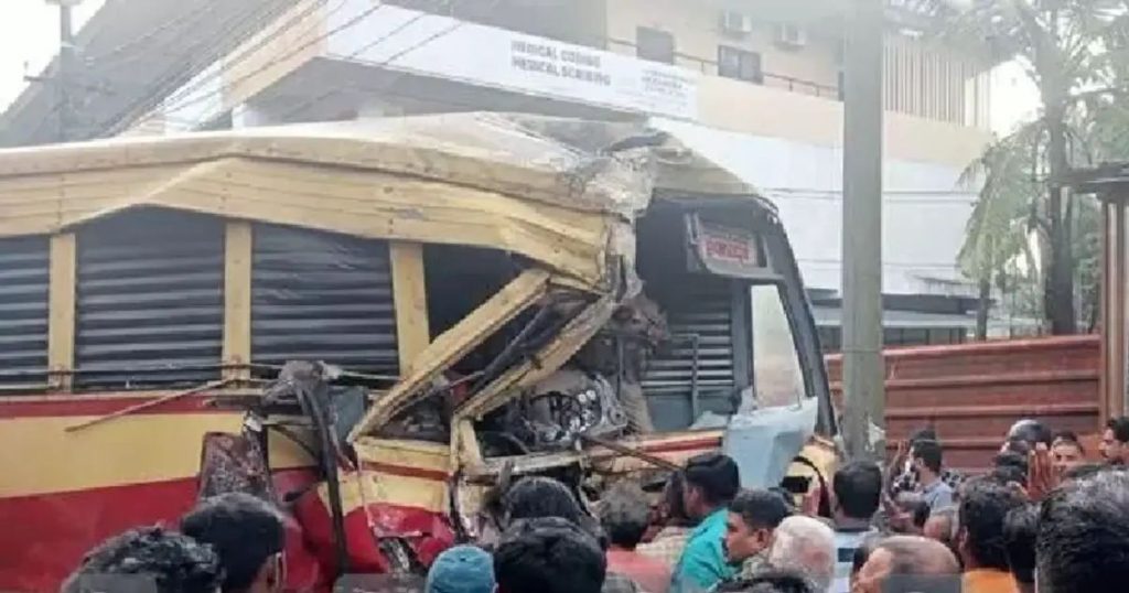 കെ.എസ്.ആര്‍.ടി.സി ബസും സ്വകാര്യ ബസും കൂട്ടിയിടിച്ച്‌ അപകടം; 40ഓളം പേര്‍ക്ക് പരുക്ക്