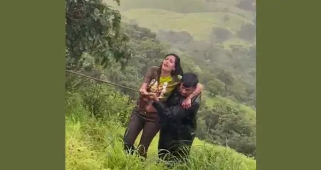 സെല്ഫിക്കിടെ കാലുതെന്നി 100 അടി താഴ്ചയുള്ള കൊക്കയിലേക്ക് വീണു; അദ്ഭുതകരമായി രക്ഷപ്പെട്ട് യുവതി