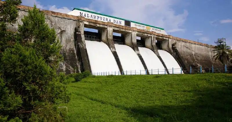 മലമ്പുഴ ഡാമിന്‍റെ 4 ഷട്ടറുകള്‍ തുറന്നു; ഭാരതപ്പുഴയുടെ തീരങ്ങളില്‍ ജാഗ്രത നിര്‍ദേശം