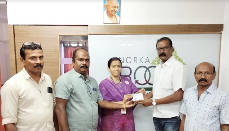 മണികണ്ഠ സേവസമിതി ഭാരവാഹികള്‍ക്ക് നോര്‍ക്ക കാര്‍ഡുകള്‍ കൈമാറി