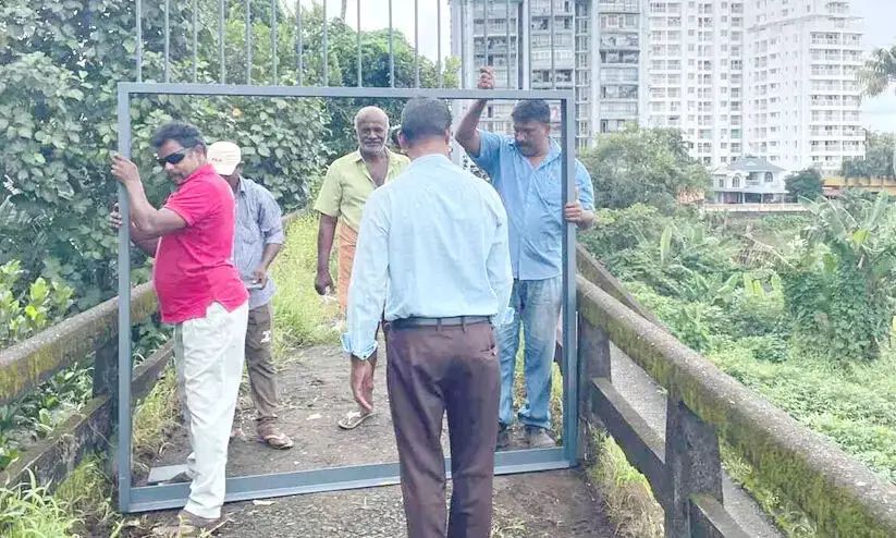 ഇനി ആര്‍ക്കും പ്രവേശനമില്ല; ആലുവയിലെ ‘പ്രേമം പാലത്തിന്’ പൂട്ടിട്ട് അധികൃതര്‍