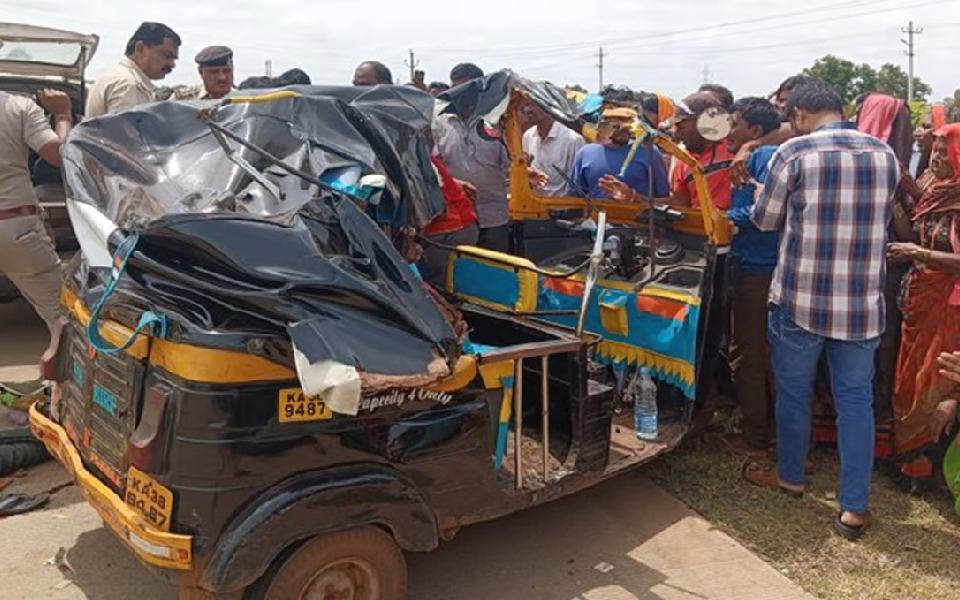 ബസും ഓട്ടോറിക്ഷയും കൂട്ടിയിടിച്ച് മൂന്ന് മരണം