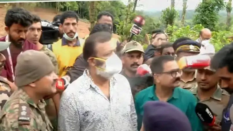 കേന്ദ്ര മന്ത്രി സുരേഷ് ഗോപി ദുരന്തഭൂമിയില്