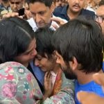 വിനേഷ് ഫോഗട്ടിന് ഡല്‍ഹി എയര്‍പോര്‍ട്ടില്‍ ഗംഭീര സ്വീകരണം; വിങ്ങിപ്പൊട്ടി താരം