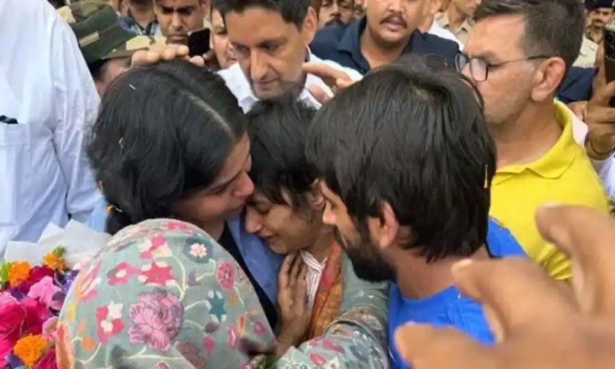 വിനേഷ് ഫോഗട്ടിന് ഡല്‍ഹി എയര്‍പോര്‍ട്ടില്‍ ഗംഭീര സ്വീകരണം; വിങ്ങിപ്പൊട്ടി താരം