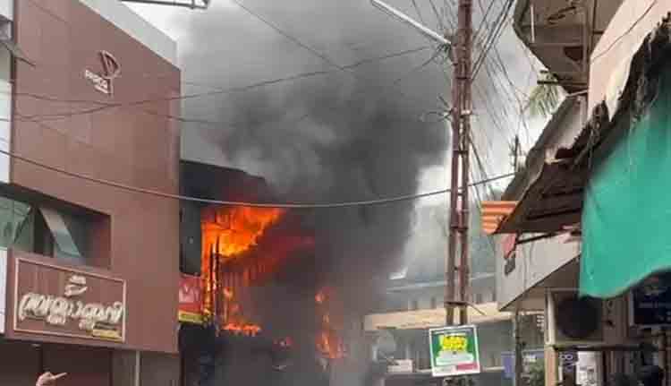 കണ്ണൂര്‍ പാനൂർ കടവത്തൂരിൽ വൻ തീപിടുത്തം; വ്യാപാര സ്ഥാപനങ്ങൾ കത്തിനശിച്ചു