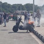 വിധാൻ സൗധയ്ക്ക് മുമ്പിൽ സ്കൂട്ടറിന് തീയിട്ട് യുവാവ്