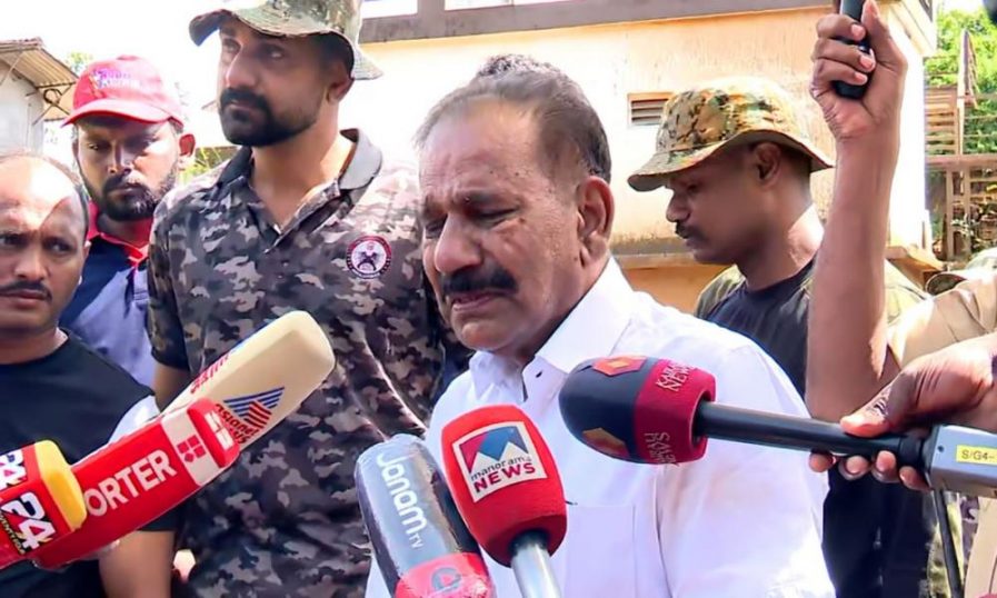 ‘ഇവരോട് ഞാന്‍ എന്ത് ഉത്തരം പറയും?; ദുരന്ത മുഖത്ത് മാധ്യമങ്ങൾക്ക് മുമ്പിൽ വിങ്ങിപ്പൊട്ടി മന്ത്രി എ. കെ ശശീന്ദ്രന്‍