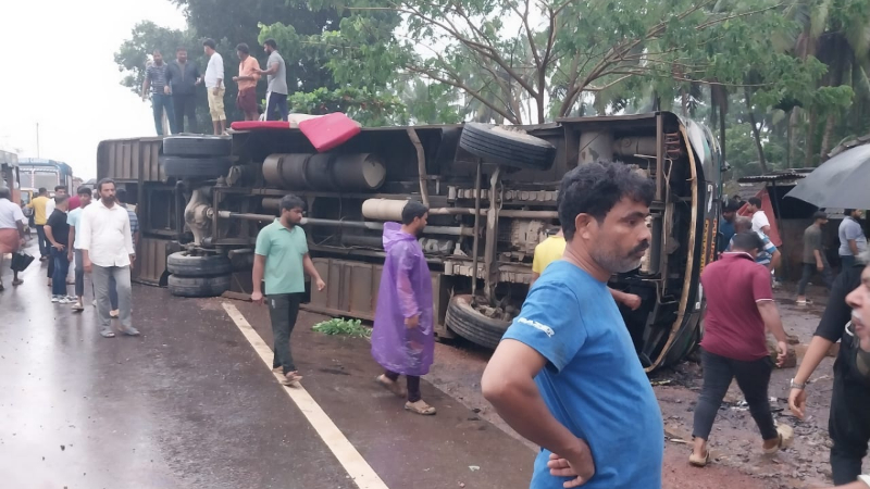 സ്വകാര്യ ബസ് മറിഞ്ഞ് അപകടം; നിരവധി യാത്രക്കാർക്ക് പരുക്ക്