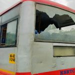 കണ്ടക്ടറുമായി വാക്കുതർക്കം; കെഎസ്ആർടിസി ബസിന് നേരെ കല്ലെറിഞ്ഞ് യുവാക്കൾ