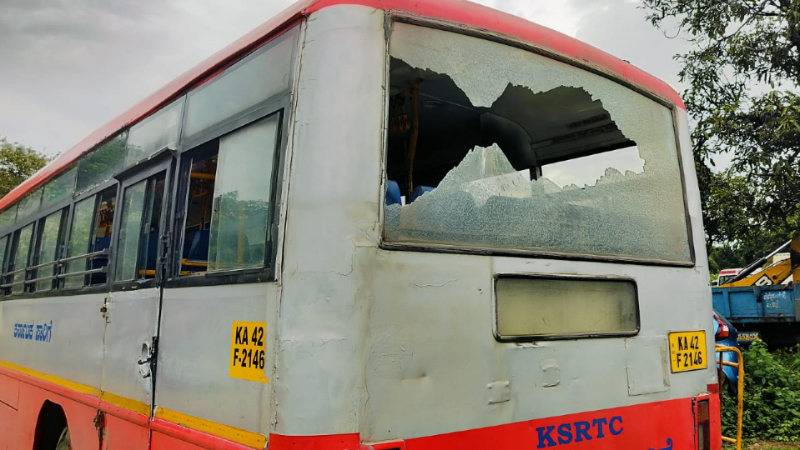 കണ്ടക്ടറുമായി വാക്കുതർക്കം; കെഎസ്ആർടിസി ബസിന് നേരെ കല്ലെറിഞ്ഞ് യുവാക്കൾ