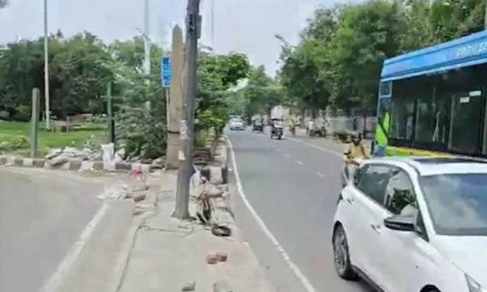 ഫുട്പാത്തില്‍ ഉറങ്ങിക്കിടന്നവര്‍ക്ക് മേല്‍ ട്രക്ക് ഇടിച്ചു കയറി; മൂന്ന് മരണം, രണ്ട് പേര്‍ക്ക് ഗുരുതരം