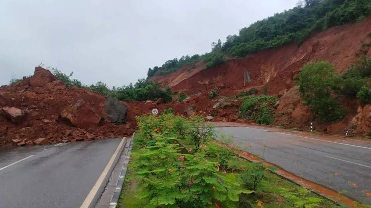 മണ്ണിടിച്ചിൽ; അടച്ചിട്ട അങ്കോള – ഷിരൂർ ദേശീയ പാത ഗതാഗതത്തിനായി തുറന്നു