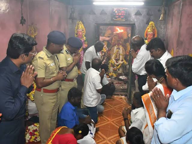 വര്‍ഷങ്ങൾ നീണ്ട പോരാട്ടം; ഒടുവിൽ ക്ഷേത്രപ്രവേശനം നേടിയെടുത്ത് ദളിത് കുടുംബങ്ങൾ