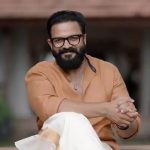 എല്ലാം വഴിയെ മനസ്സിലാകും; വിദേശത്തായിരുന്ന ജയസൂര്യ നാട്ടില് മടങ്ങിയെത്തി