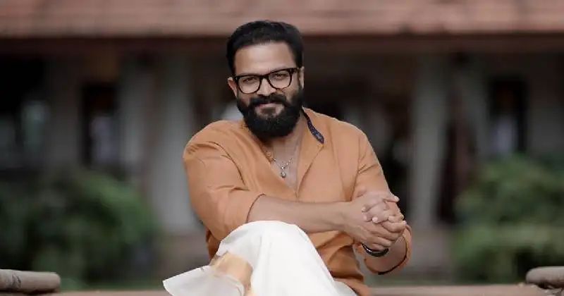 എല്ലാം വഴിയെ മനസ്സിലാകും; വിദേശത്തായിരുന്ന ജയസൂര്യ നാട്ടില്‍ മടങ്ങിയെത്തി