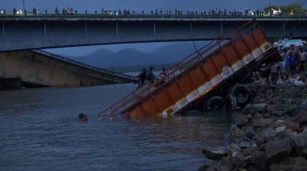 കാർവാറിൽ പാലം തകർന്ന് പുഴയിൽ വീണ ലോറി കരയ്ക്ക് എത്തിച്ചു